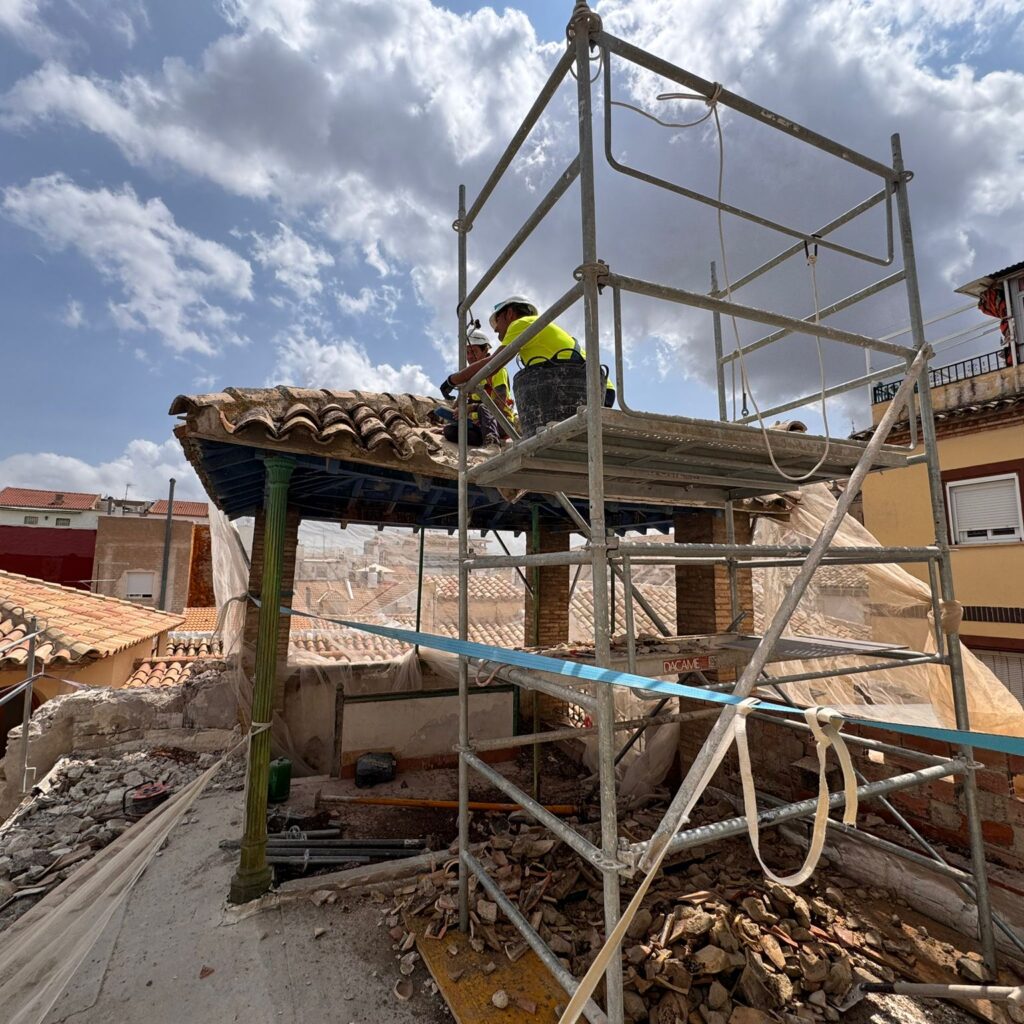 Obra con andamio