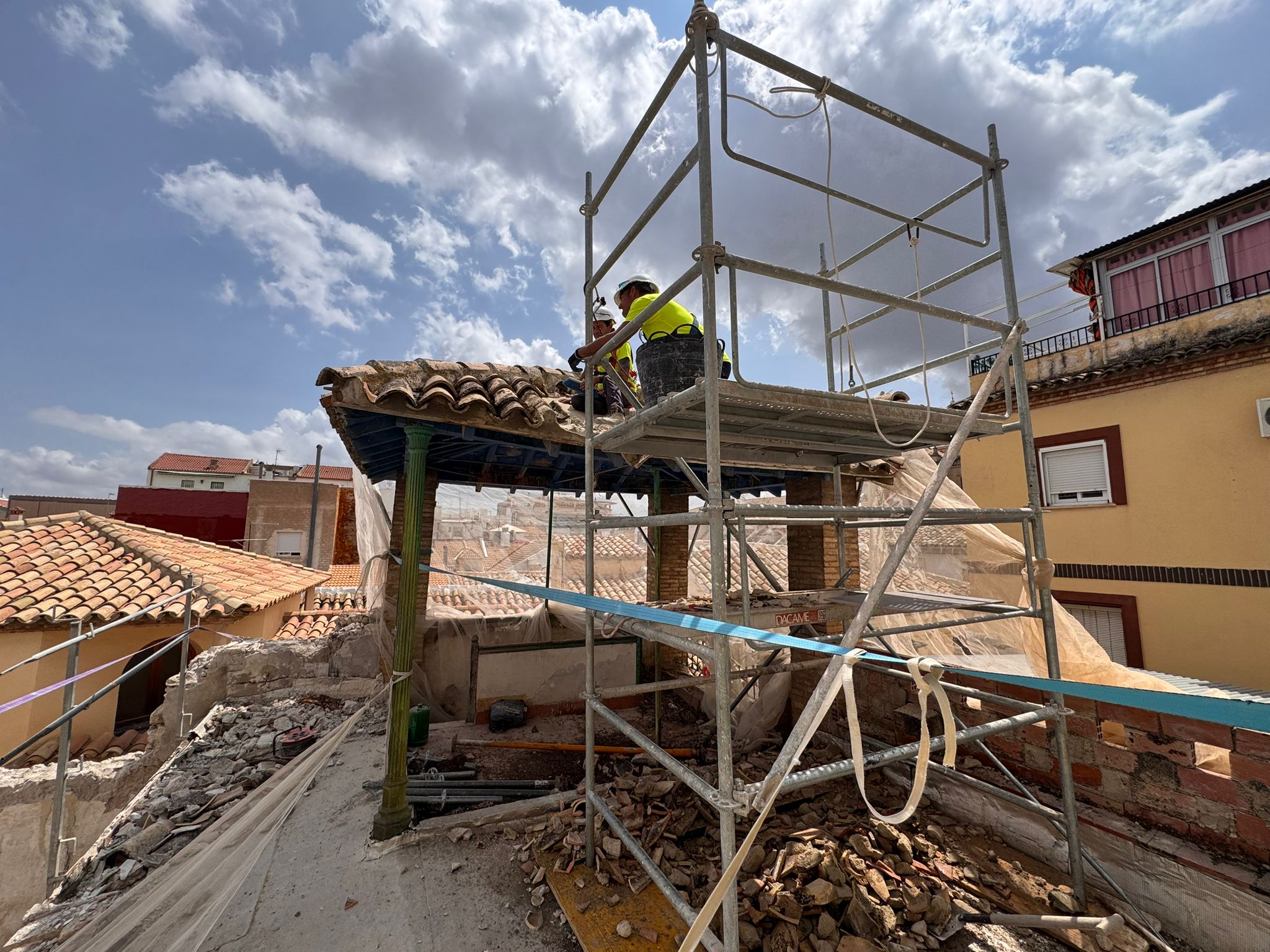 Obra con andamio